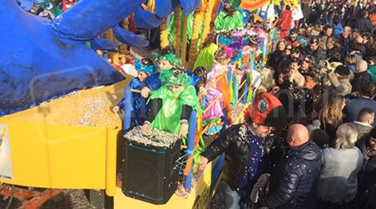 Video: sfilata di Carri, maschere e coriandoli, il Carnevale colora Novafeltria - 