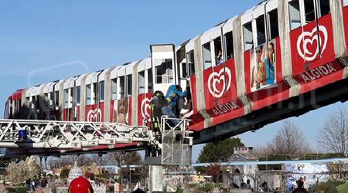 Video: bloccati su treno panoramico Italia in Miniatura, bambini liberati da vigili del fuoco - 