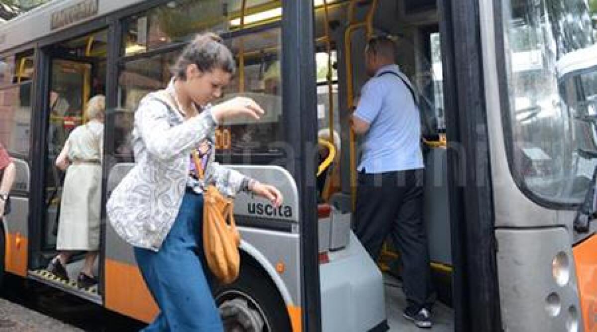 Importuna ragazza sull'autobus e prende a pugni il fidanzato che la difende, 21enne a processo -
