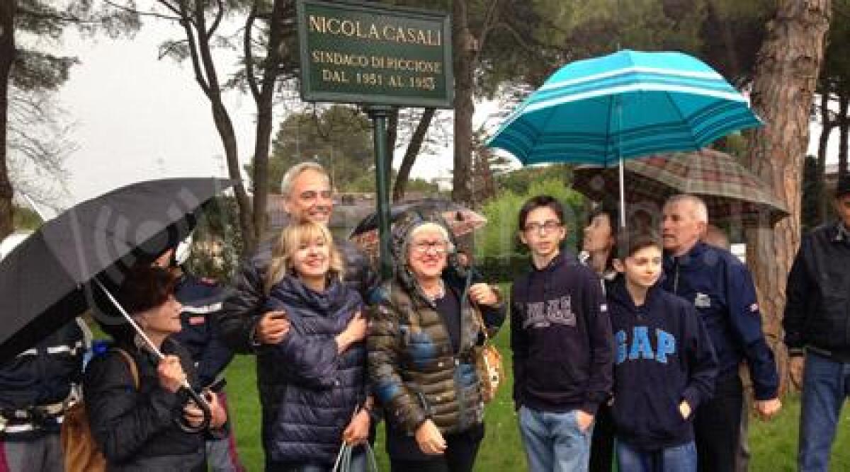 Riccione: una rotonda per l'ex sindaco Casali, con le maschere del cinema Turismo -