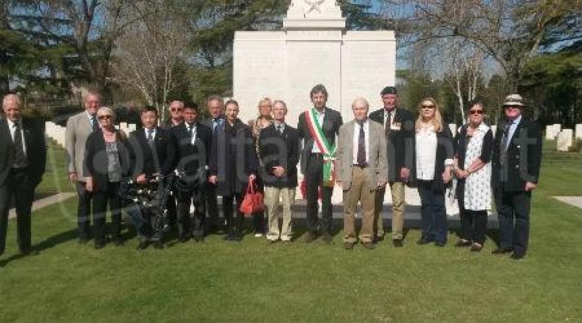 Rimini, sedici ufficiali inglesi in visita al cimitero di guerra, il saluto del Sindaco - 