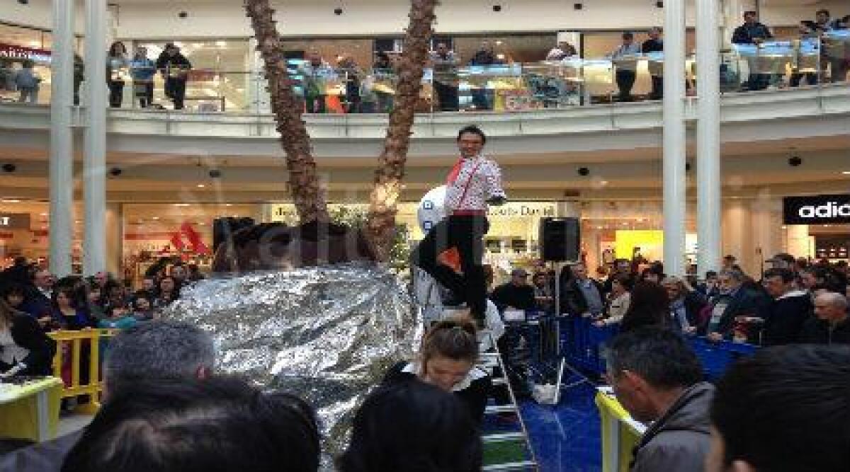 Foto: Pasquetta alle Befane di Rimini, mega uovo di Pasqua "distrutto" da clienti golosi -
