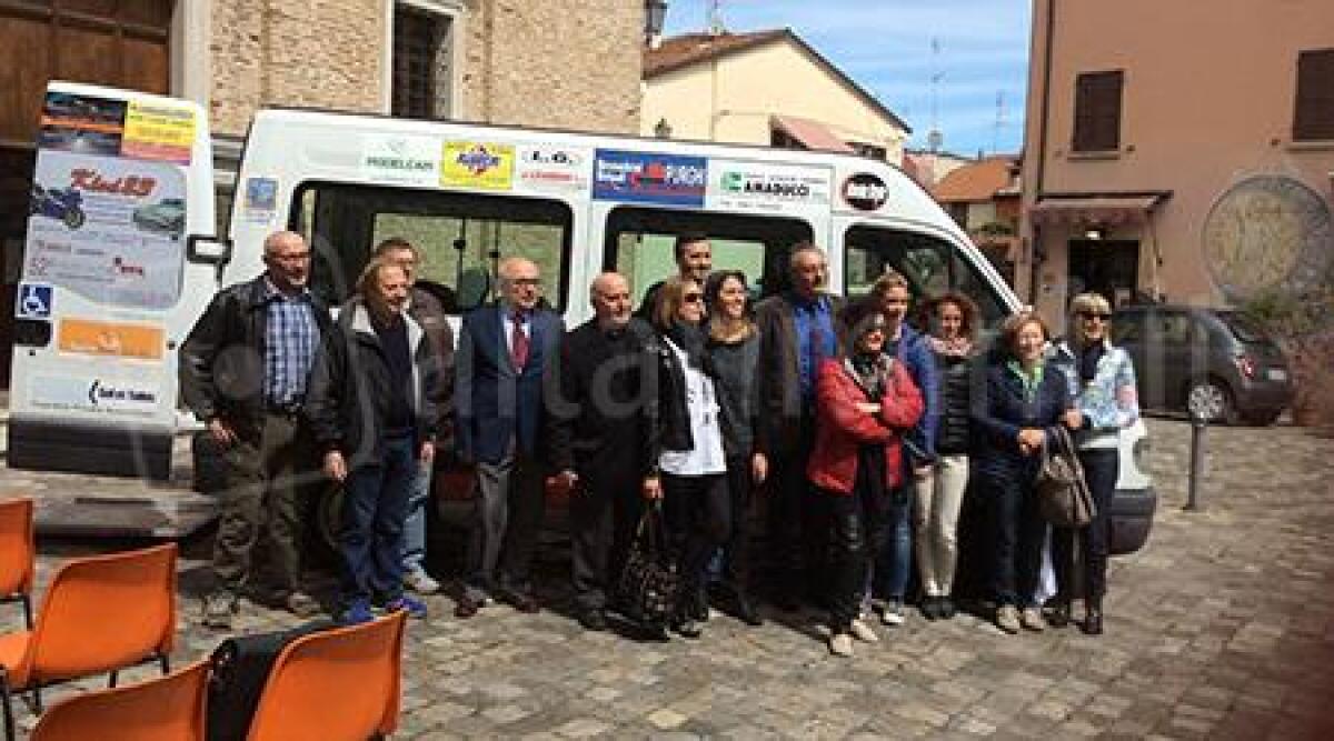Alle Acli provinciali di Rimini consegnato un nuovo pulmino per il trasporto disabili -