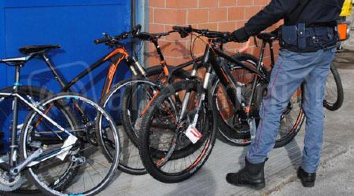 Foto: sfasciano la vetrina e rubano bici, ladri intercettati e refurtiva recuperata - 