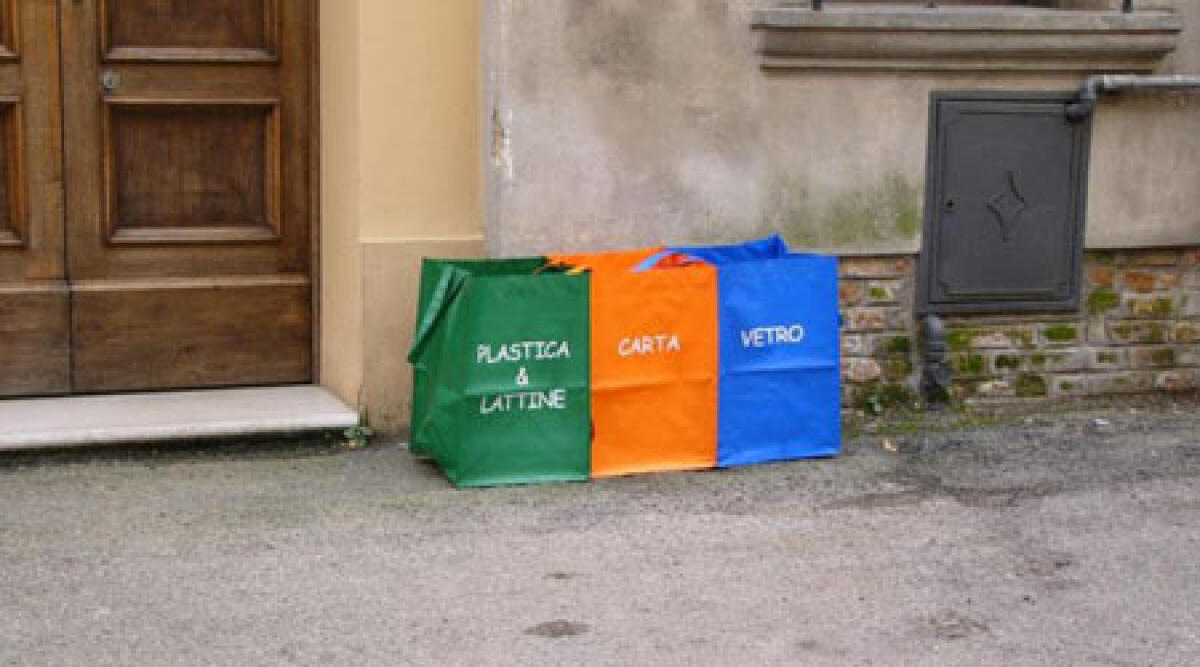 Rifiuti, Santarcangelo attiva raccolta porta a porta per i negozi del centro - 
