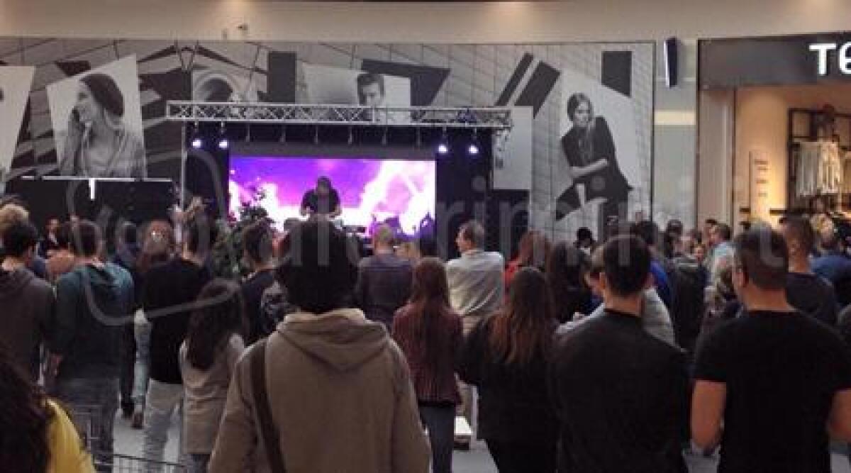 Aspiranti dj di Rimini e Novafeltria al contest con Albertino al Romagna Shopping Valley -