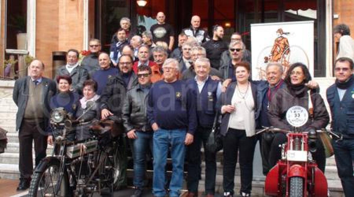 Foto: da Rimini al Forlivese su moto d'epoca, per ricordare il 'prof' delle moto -