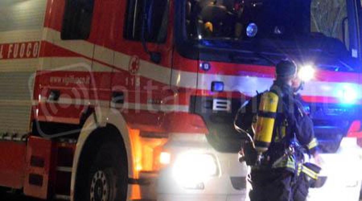 Rimini: due ragazzi bloccati in auto travolti dal torrente in piena, salvati dai vigili del fuoco -