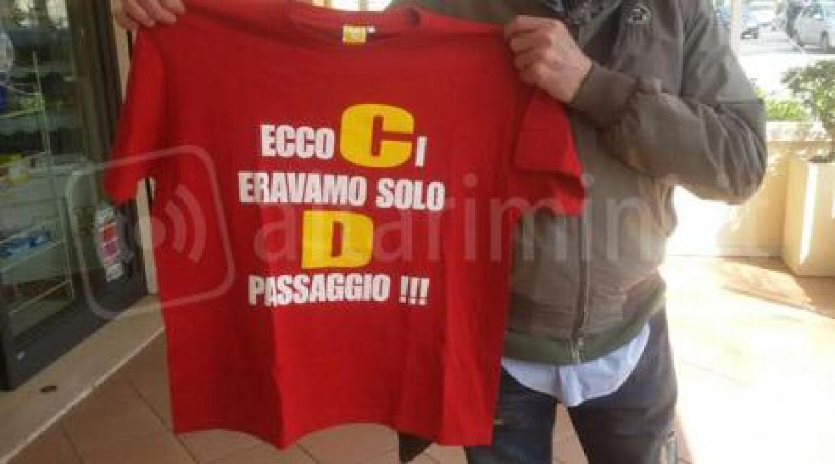 Foto: la maglietta celebrativa della promozione del Rimini Calcio, 'EccoCi' - 