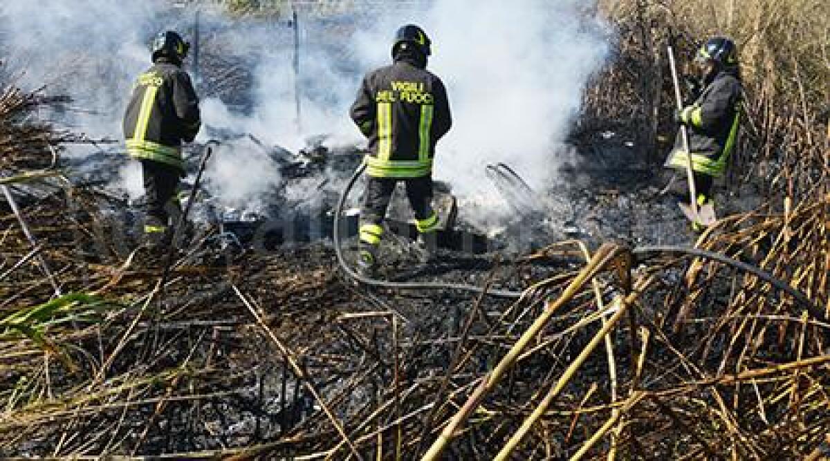 Foto: sterpaglie a fuoco nel greto dell'ausa, fumo sulla Statale, traffico bloccato - 