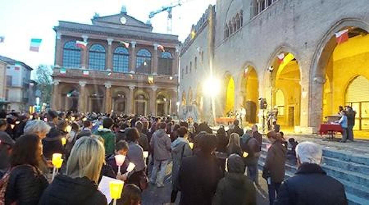 Rimini, 500 fiaccole in memoria dei migranti morti nel Mediterraneo -