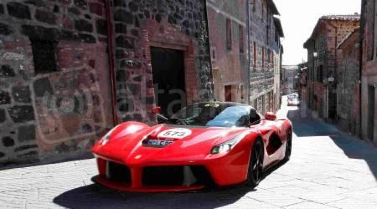 Il 'Tribute Mille Miglia' festeggia la prima tappa a Riccione: sfilano Ferrari e Mercedes - 