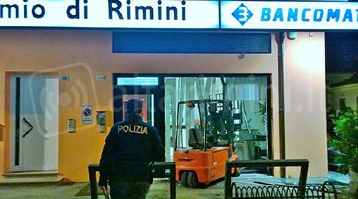 Video: sfondano vetrata banca Carim con muletto per rubare il bancomat: ladri in fuga - 