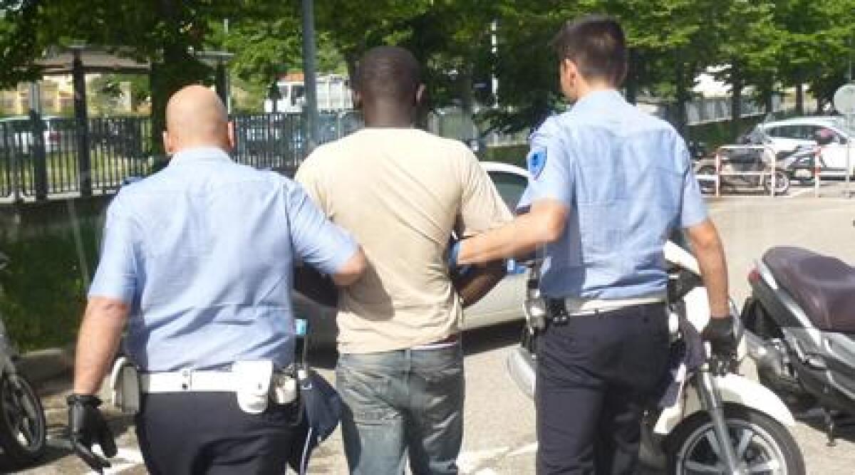 Senegalese reagisce con violenza a un controllo e ferisce vigile, arrestato e subito libero - 
