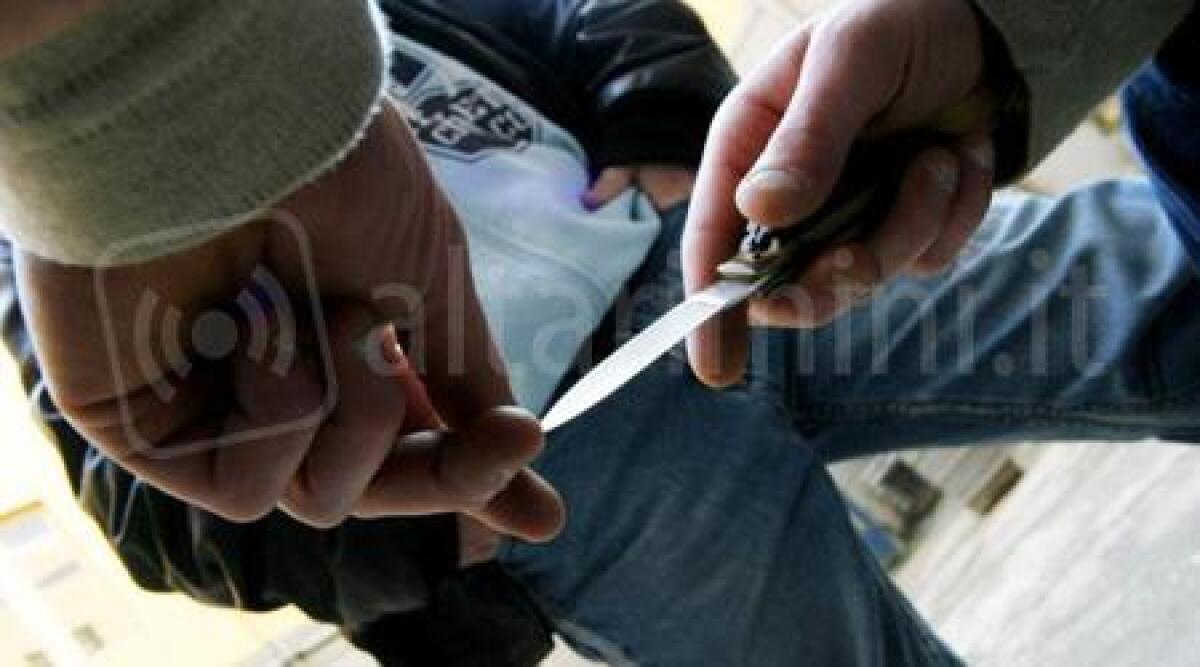 Due giovani riminesi di 17 e 20 anni accoltellati fuori dalla discoteca, uno &egrave; grave - 