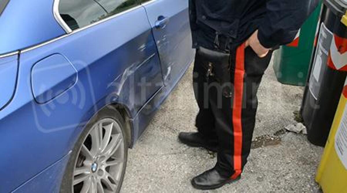 Video: a fuoco l'auto dei Carabinieri dopo un forsennato inseguimento a Riccione - 