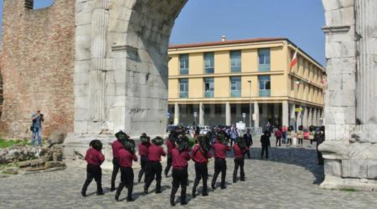 Foto: Rimini intitola il ponte dell'Arco d'Augusto al Capitano dei Bersaglieri Andrea Ripa - 
