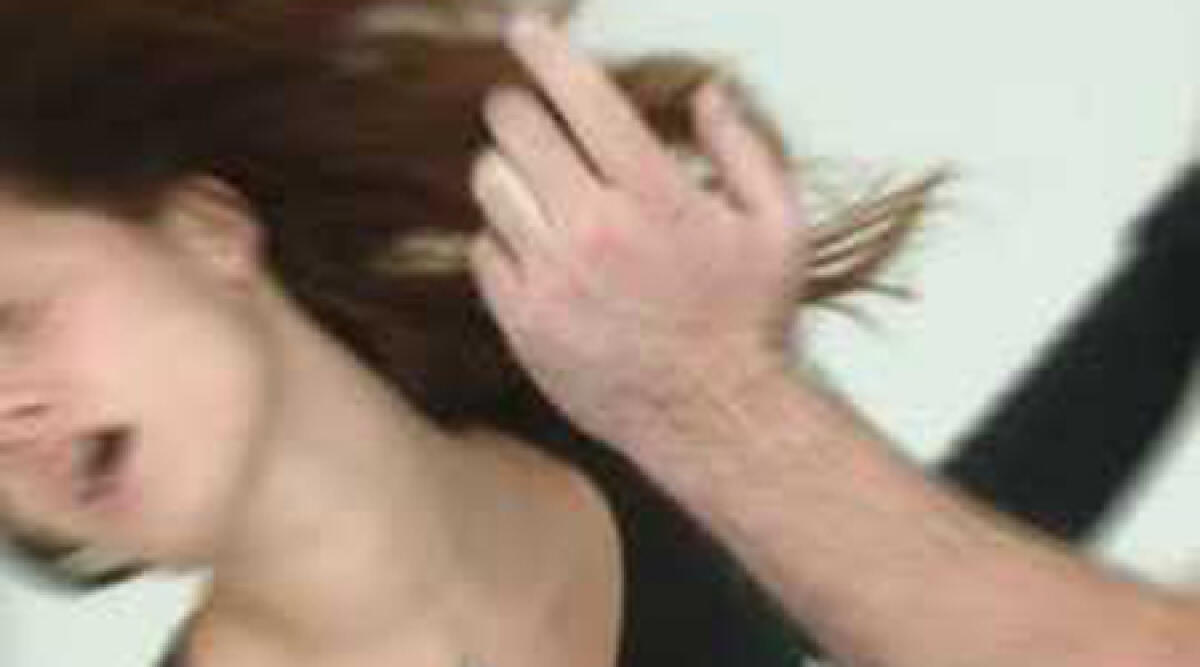 Geloso della fidanzata, la pesta a sangue fuori dalla disco: le rompe naso e mandibola - 