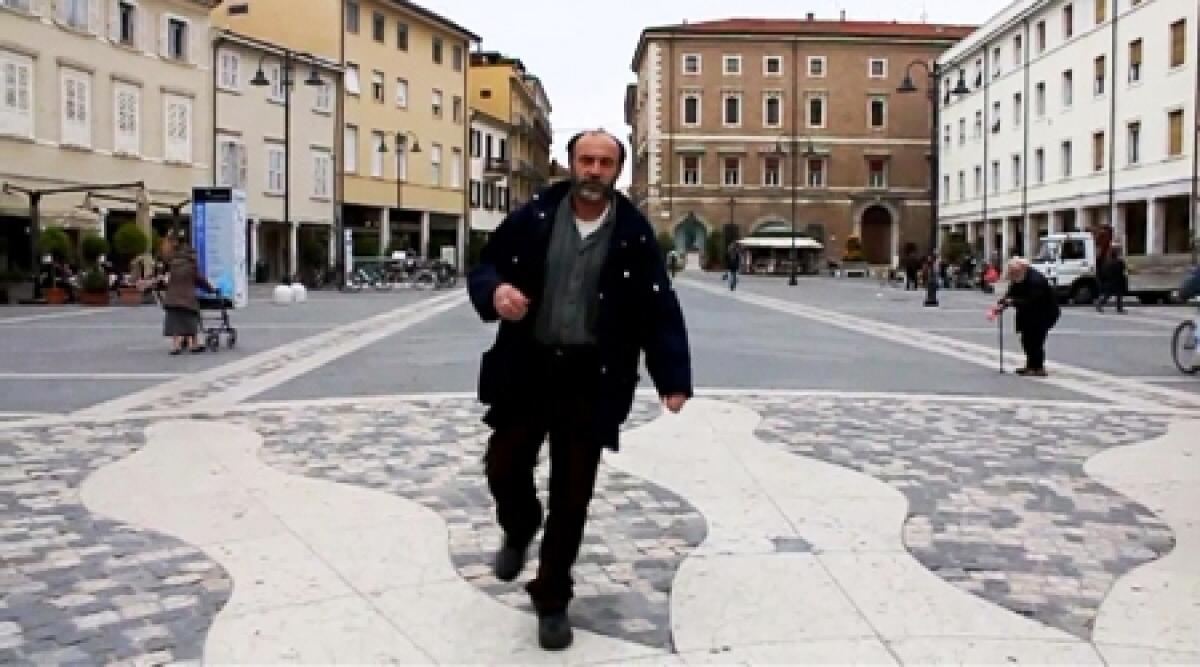 Non gradisce canzoni di Magic Voice, gli tira uno sgabello: a processo, il cantante lo perdona - 