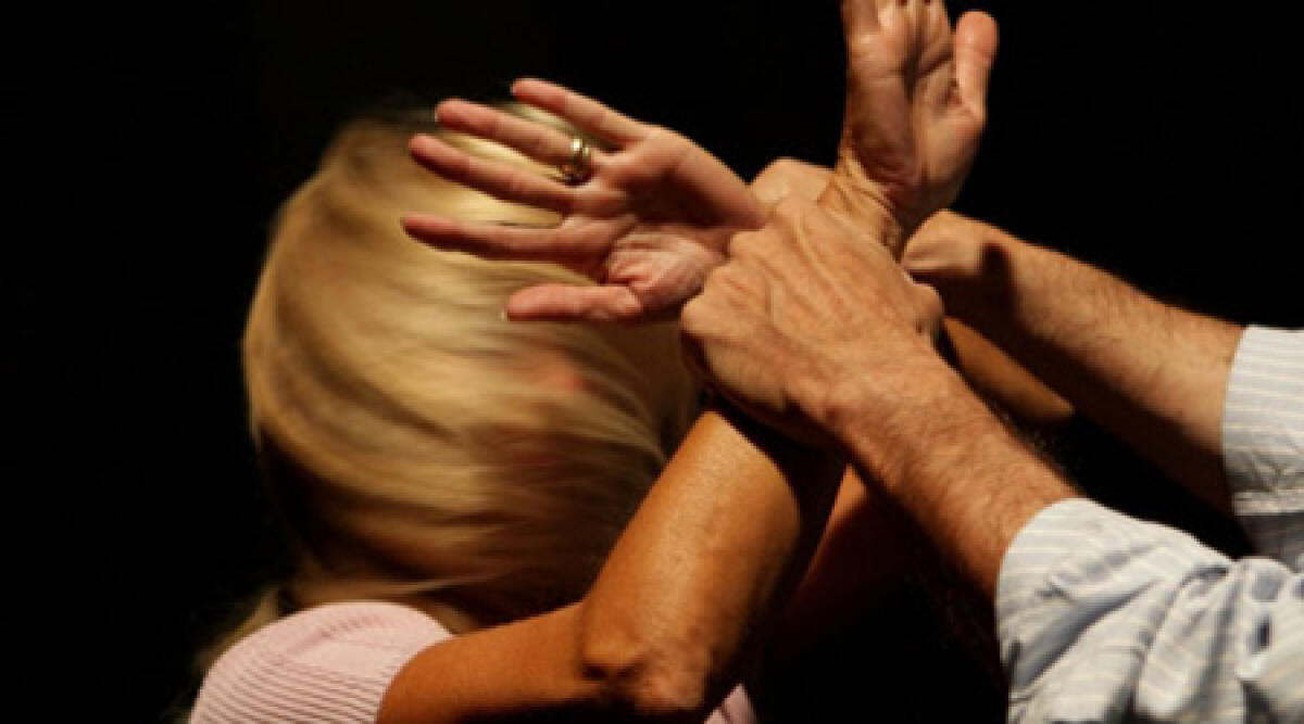 Apre la porta all'ex, lui la picchia brutalmente e la violenta: il figlio la trova sotto shock - 