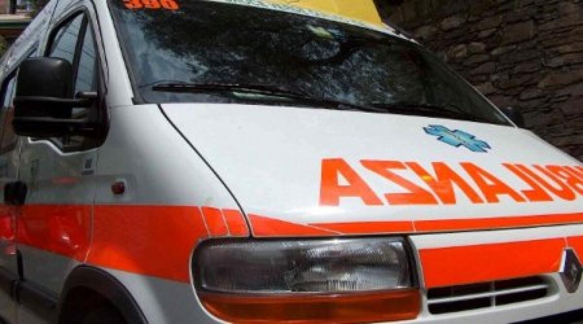 Incidente, scontro tra due auto in via San Salvatore a Rimini, ferita coppia di anziani - 