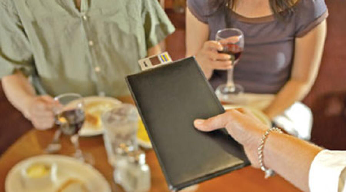 Non paga la cena al ristorante, ragazza prende a pugni e graffi il poliziotto intervenuto - 