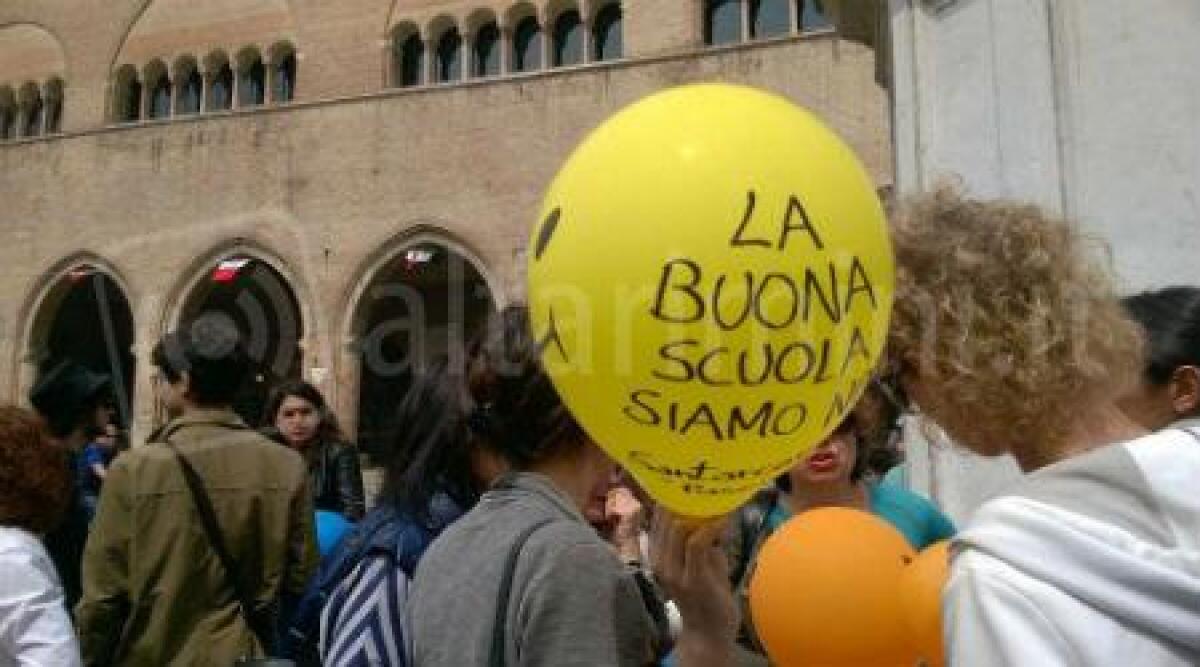 Foto notizia: anche gli insegnanti riminesi manifestano contro "la buona scuola" -