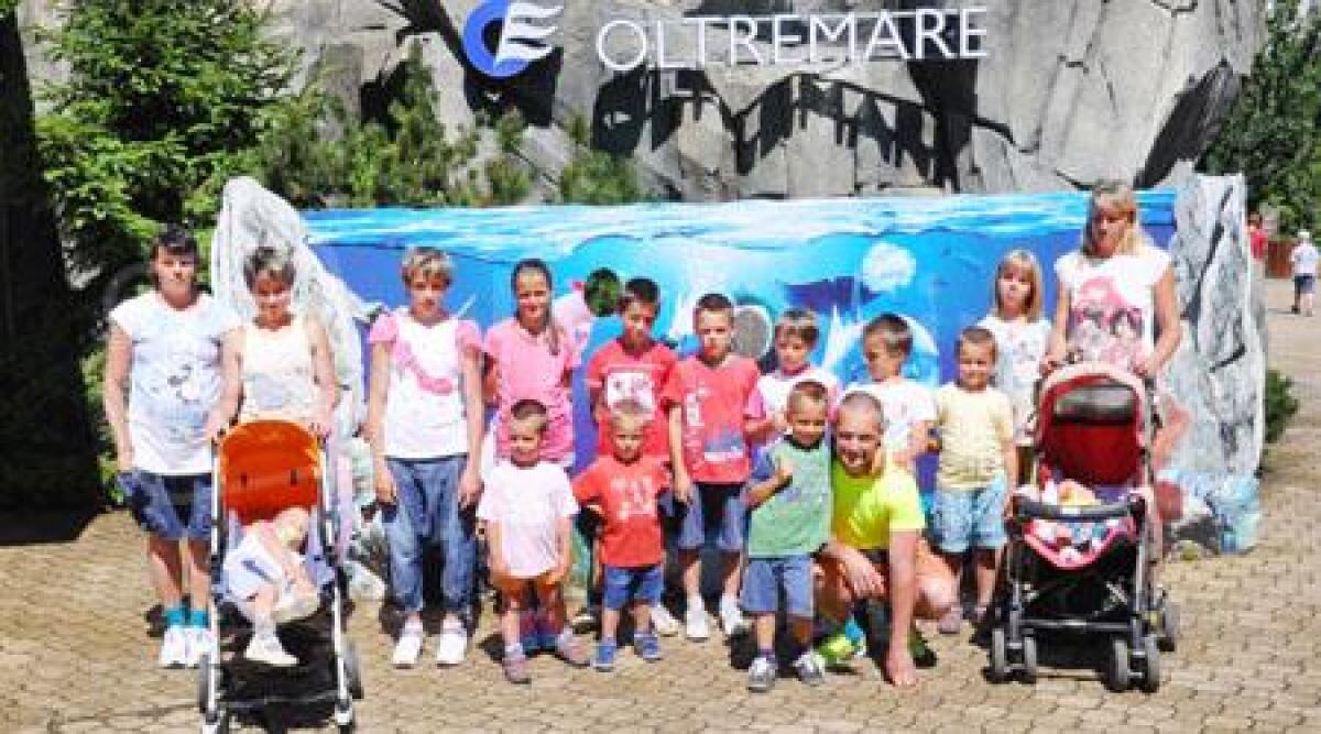 Al Parco Oltremare di Riccione una famiglia da record in visita con 13 figli - 