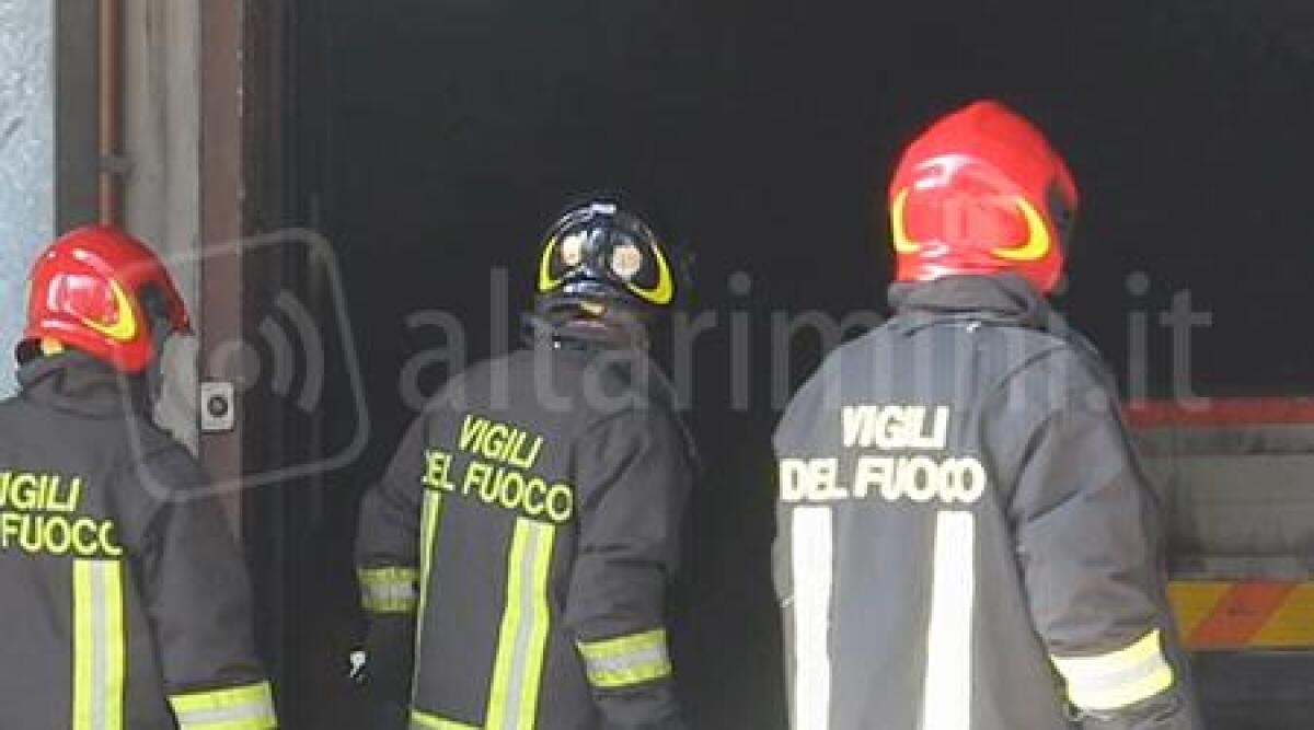 Faetano, frigorifero in corto circuito e appartamento va in fiamme, 3 ore per spegnere incendio - 