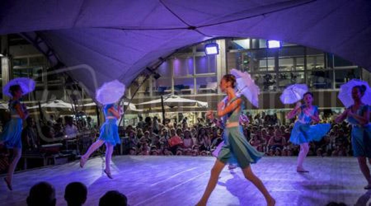 Oltre 3000 persone alla Notte Celeste a Rimini, tra la 'rustida' di pesce e lo show delle Winx -