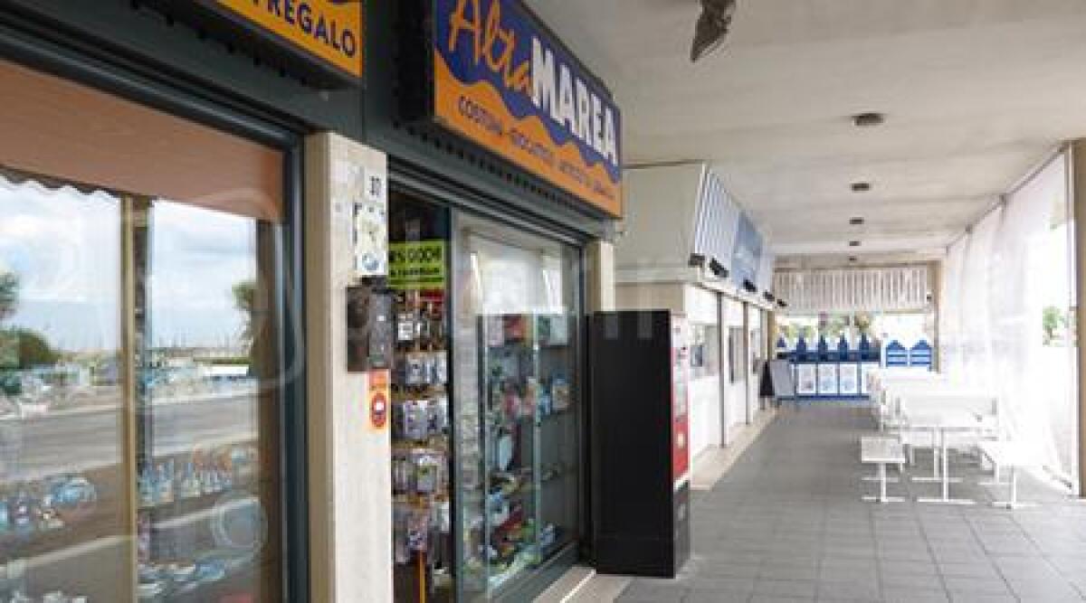 Rimini, tabaccheria di Marina Centro svaligiata nella notte, rubati denaro e sigarette - 