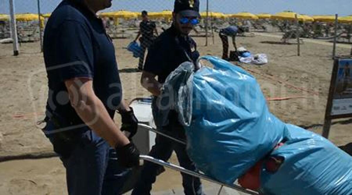 Video: retata anti abusivismo in spiaggia, maxisequestro a Miramare di Rimini - 