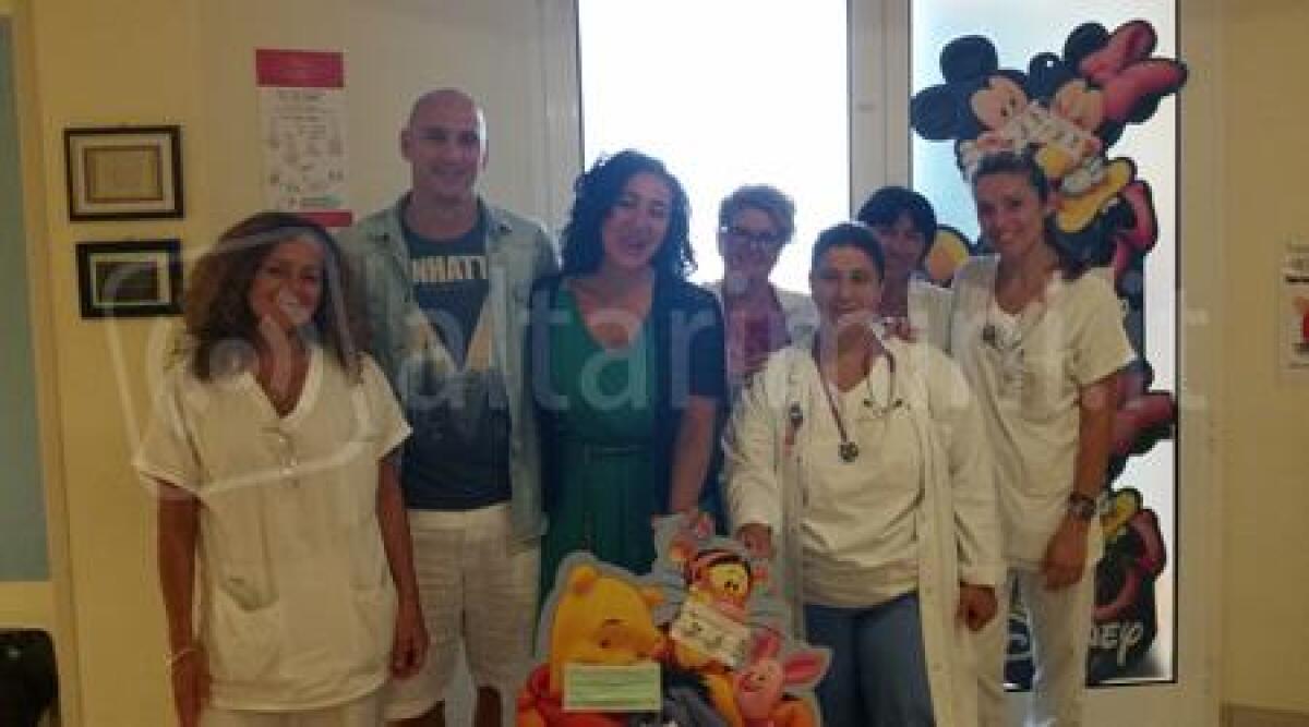 Foto: sposini di Villa Verucchio regalano giochi ai bimbi dell'ospedale di Rimini - 