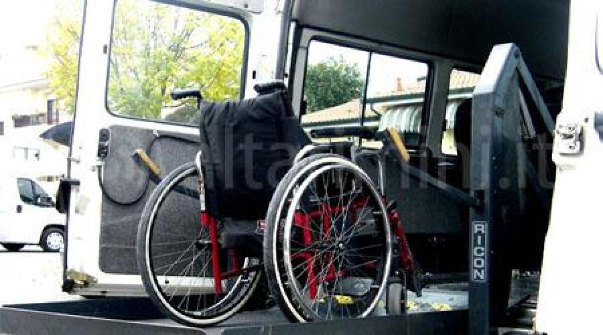 Lega del Filo d'oro, a Rimini la consegna di un automezzo per trasporto disabili -
