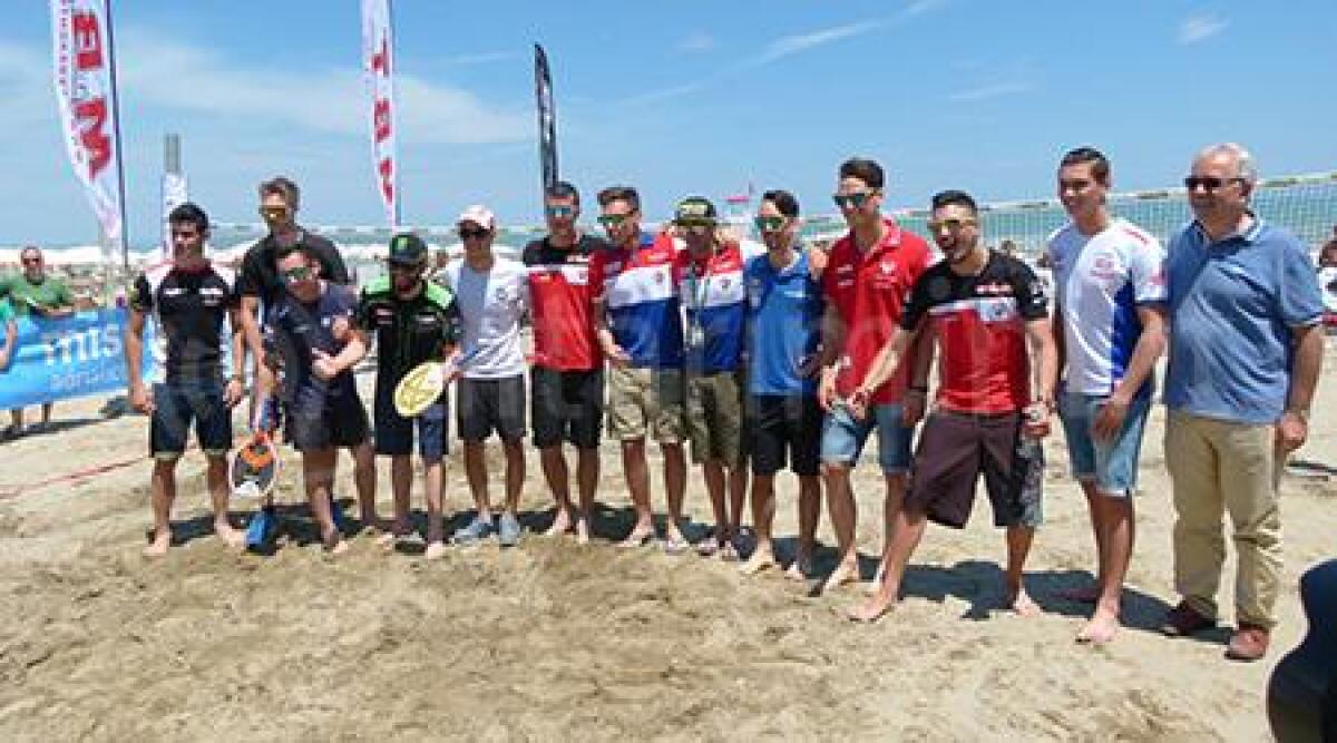 La Superbike scalda i motori, evento in spiaggia con i piloti impegnati nel beach tennis - 