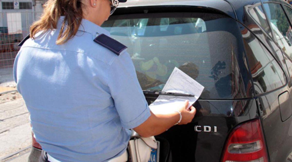Riccione, parcheggia e paga la sosta, multato con 12 minuti di anticipo sulla scadenza - 