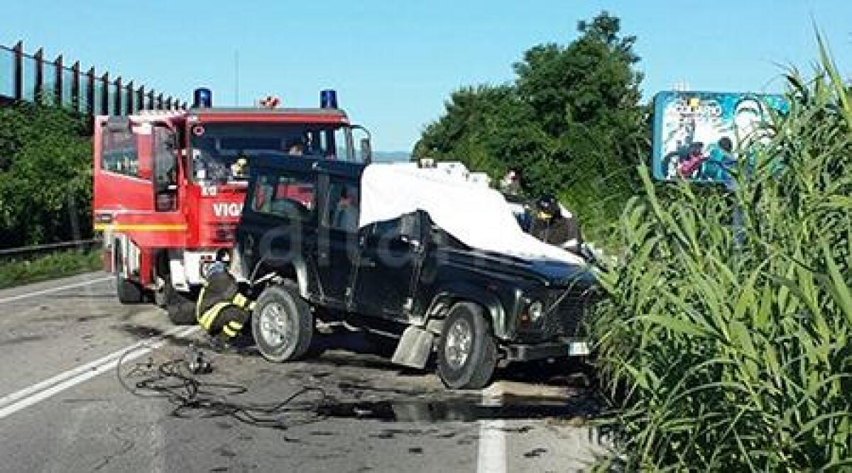 Incidente frontale a Cattolica tra due auto e una bici: tre persone gravemente ferite - 