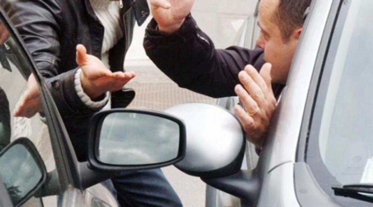 Santarcangelo, tentata truffa dello specchietto verso una donna: in due in azione -