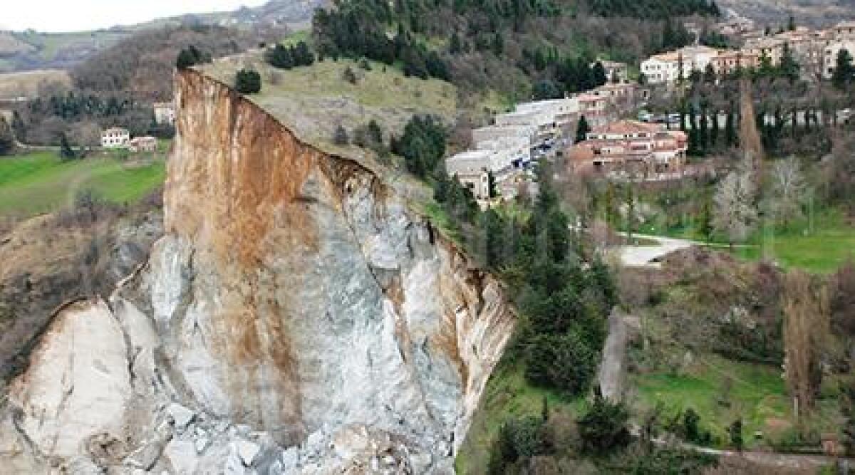Esperti fanno il punto sulla frana di San Leo: 'necessario monitorare tutta la rupe' - 