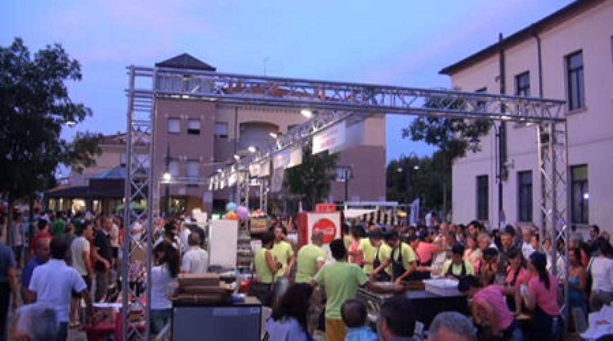 Robot giganti e un prato vero su cui fare pic nic: torna la Notte Fluo di Villa Verucchio -