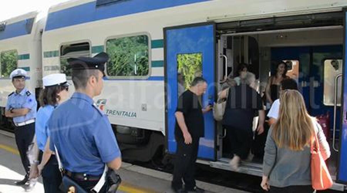 Video: vu cumprà fermati mentre scendono dal treno a Cattolica, merce sequestrata -