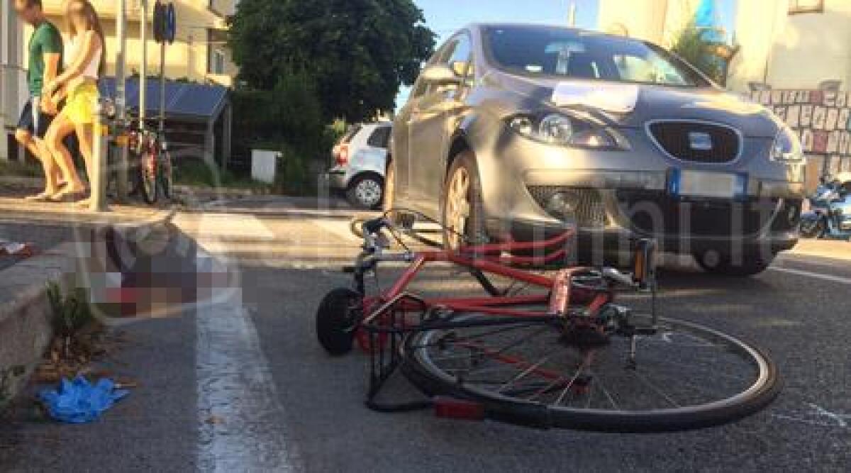 Violento scontro bici-auto davanti al parco Fiabilandia, grave un anziano ciclista -