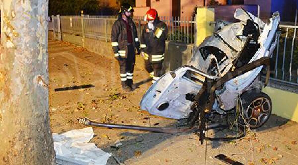 Video: tragedia a Villa Verucchio, auto a folle velocità contro palo, autista decapitato -