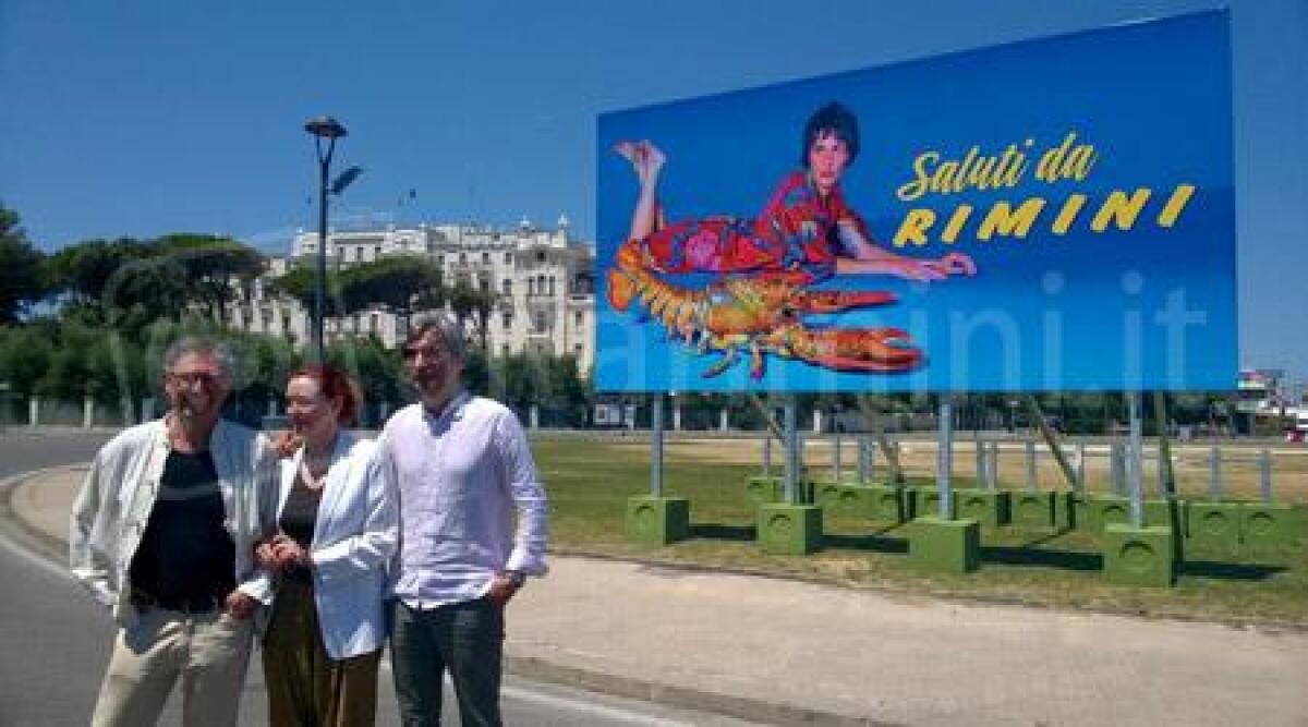 Video: a Rimini i manifesti provocatori di Cattelan, tra sederi e un letto di patatine - 