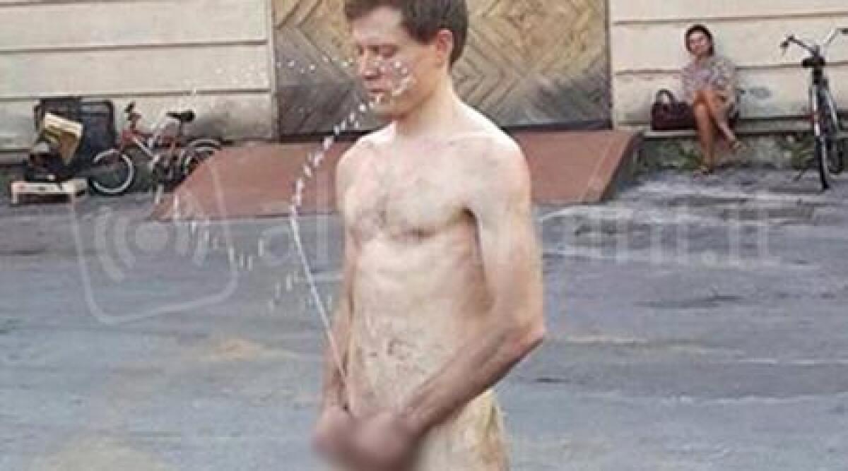 Scandalo a Santarcangelo dei Teatri, danza nudo e orina in piazza davanti al pubblico -