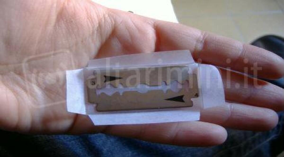 Minorenni fermati a Riccione, nelle tasche lame da barba per tagliare borse a scopo furto - 