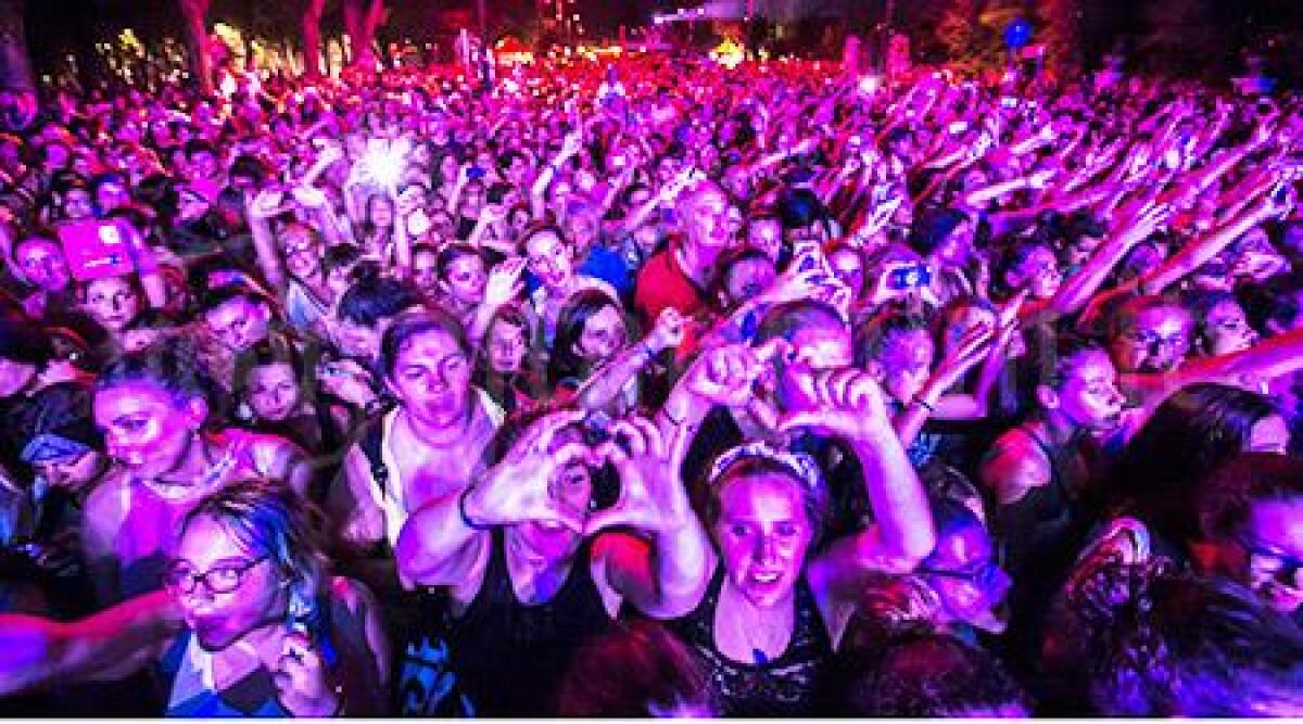 Carabiniere 'palpeggia' ragazze durante concerto alla Notte Rosa di Rimini - 