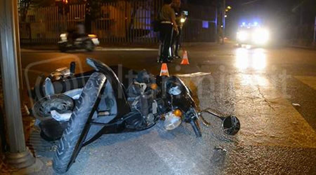 Video: auto contro scooter a Viserba nella notte, due feriti gravi -