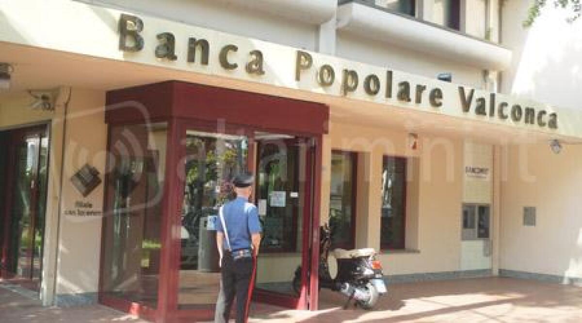 Rapina alla banca Valconca di Riccione: dipendente picchiato, bottino di 12000 euro - 