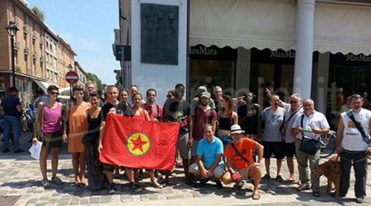 Rimini: presidio in piazza Tre Martiri a sostegno del popolo curdo - 